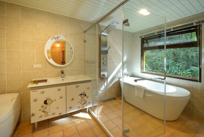 日月潭悠森境渡假村 森林中的小木屋 浴室窗景拍攝