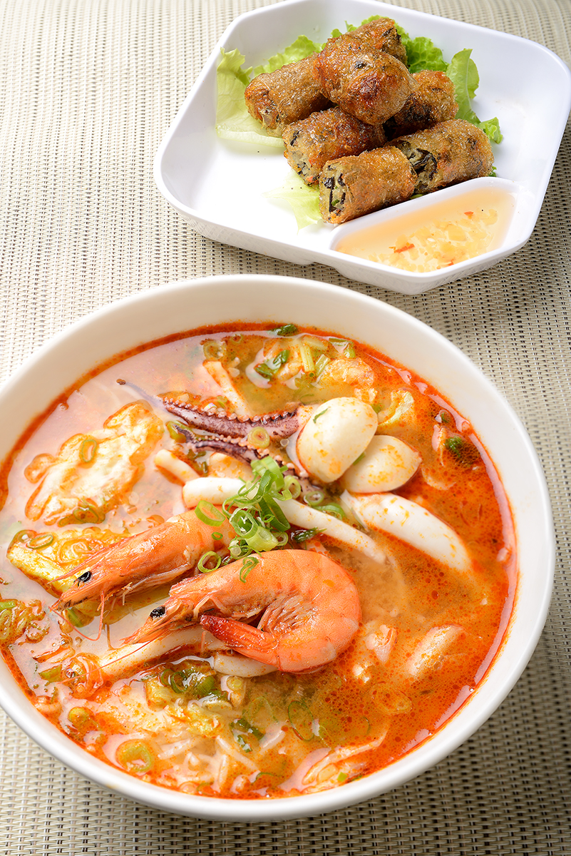 酸辣海鲜米线 越式小份炸春卷 阿忠越式河粉 商业摄影 光合作摄